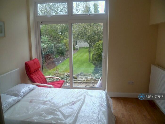 Studio To Rent In Wycombe Gardens, London, NW11