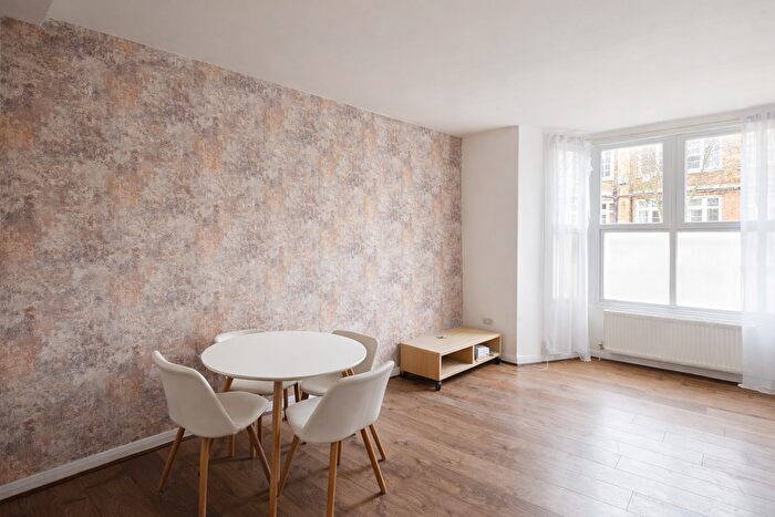 3 Bedroom Flat To Rent In Blackstock Road, Finsbury Park, London, N4