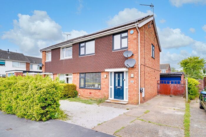 3 Bedroom Semi-Detached House For Sale In Kestrel Close, St Ives, Cambridgeshire, PE27
