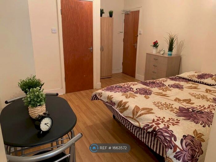 Studio To Rent In Rosebery Avenue, London, N17