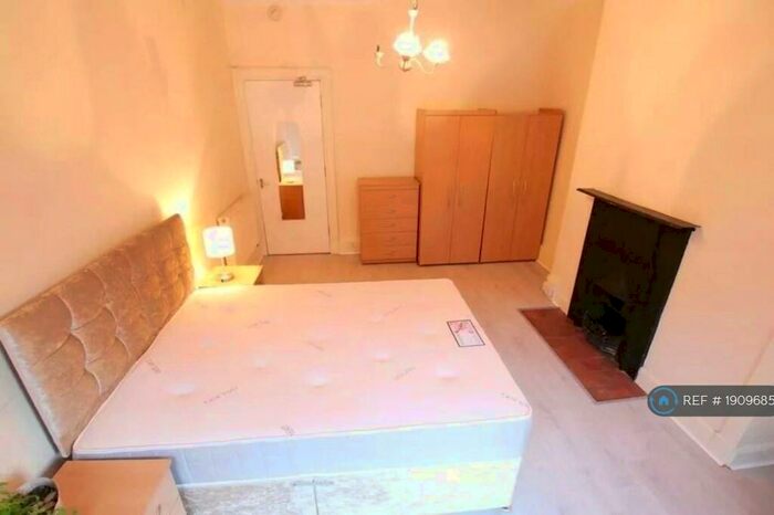 3 Bedroom Flat To Rent In Byres Road, Glasgow, G11