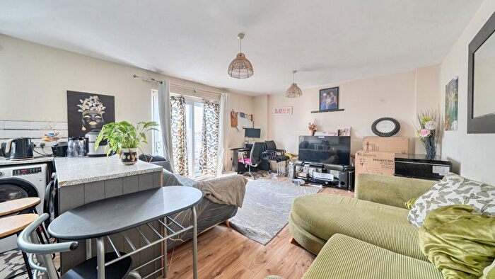 2 Bedroom Flat For Sale In Hounslow, Hounslow, TW3