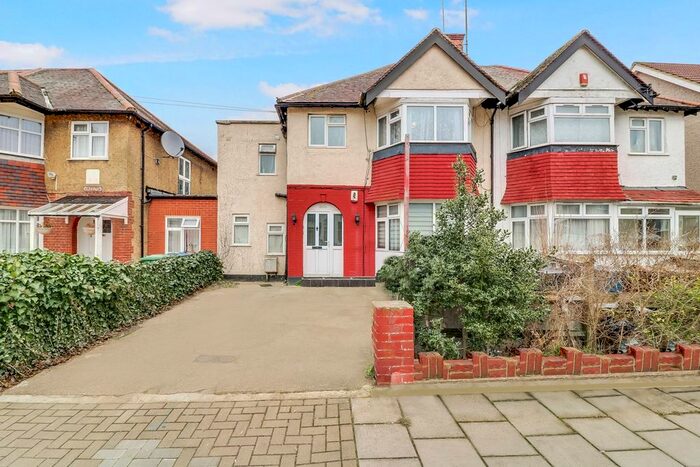 3 Bedroom Flat To Rent In Vancouver Road, Edgware, HA8