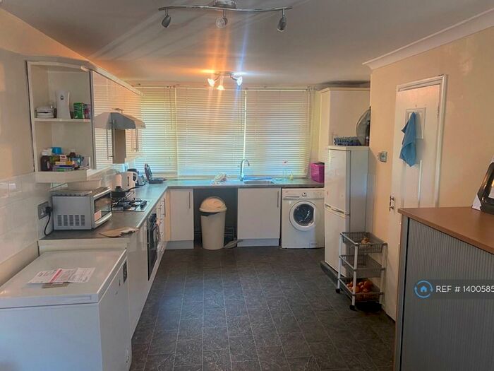 2 Bedroom Flat To Rent In Blacksmiths Lane, Orpington, BR5