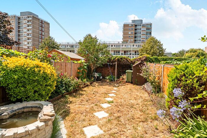 3 Bedroom Maisonette For Sale In Carmen Street, London, E14