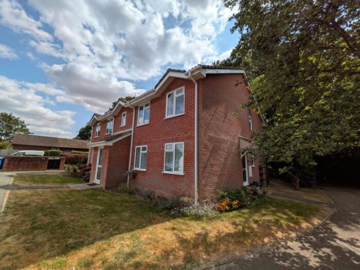 2 Bedroom Flat To Rent In Birch Grove, Hook, RG27