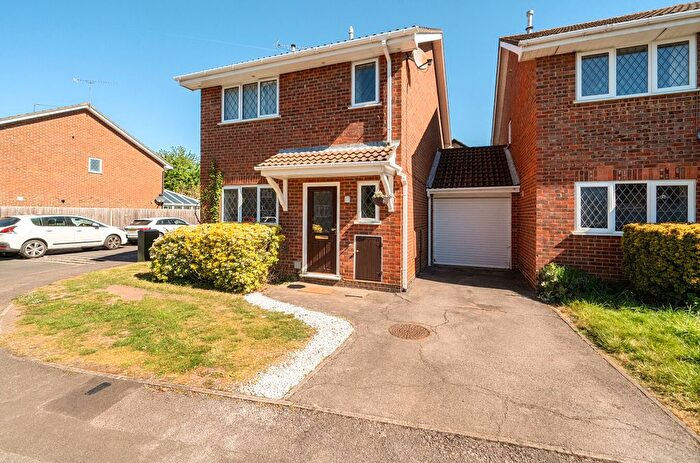 3 Bedroom Link Detached House For Sale In Radnor Road, Bracknell, Berkshire, RG12