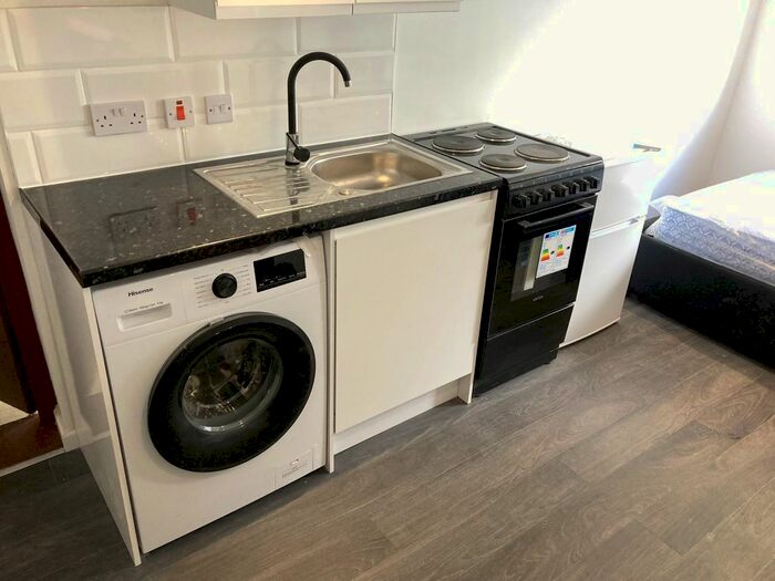 Studio To Rent In Lindsey Close, Mitcham, CR4