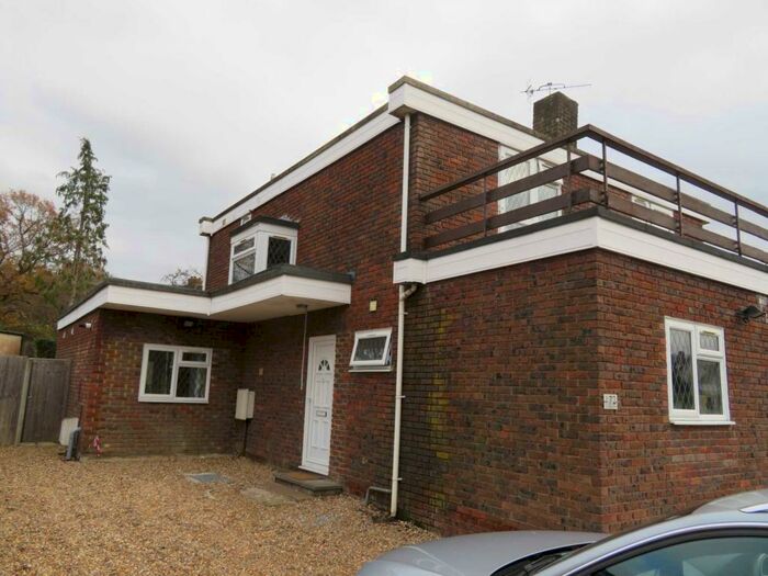 9 Bedroom Semi-Detached House To Rent In The Chase, Guildford, GU2