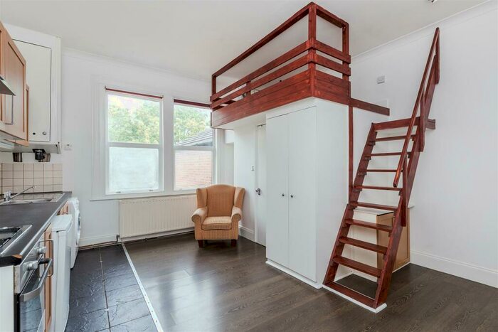 Flat To Rent In Shoot Up Hill, London, NW2