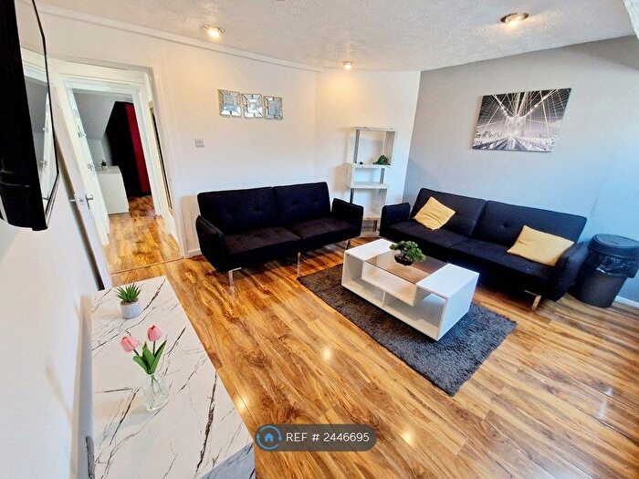 4 Bedroom Flat To Rent In Polygon Road, Manchester, M8