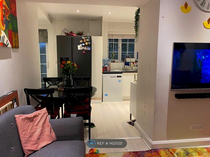 3 Bedroom End Of Terrace House To Rent In The Broadway, Loughton, IG10