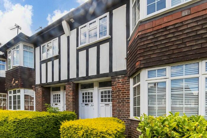 2 Bedroom Maisonette To Rent In Gracefield Gardens, London, SW16