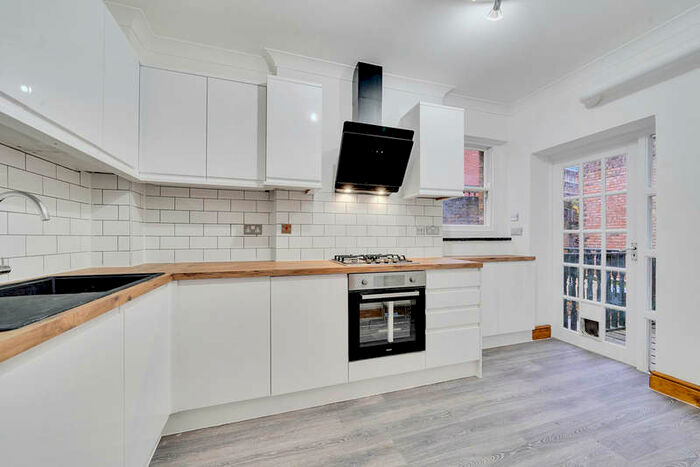 3 Bedroom Flat To Rent In Alconbury Road, Hackney, E5