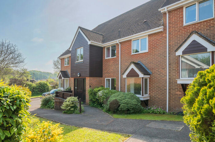 2 Bedroom Apartment To Rent In Ellingham Close, Alresford, Hampshire, SO24