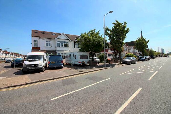 2 Bedroom Flat To Rent In The Drive, Ilford, IG1