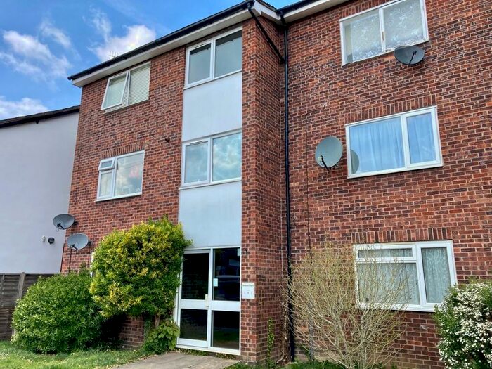 1 Bedroom Flat To Rent In Lyndale Road, Redhill, RH1