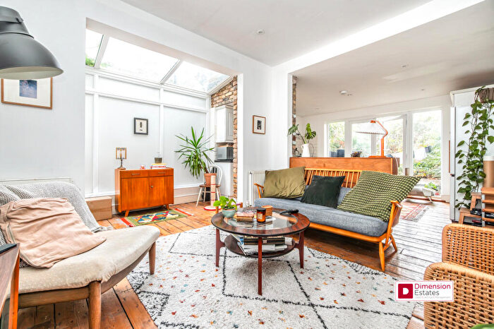 2 Bedroom Flat To Rent In Linscott Road, Lower Clapton, Hackney, E5