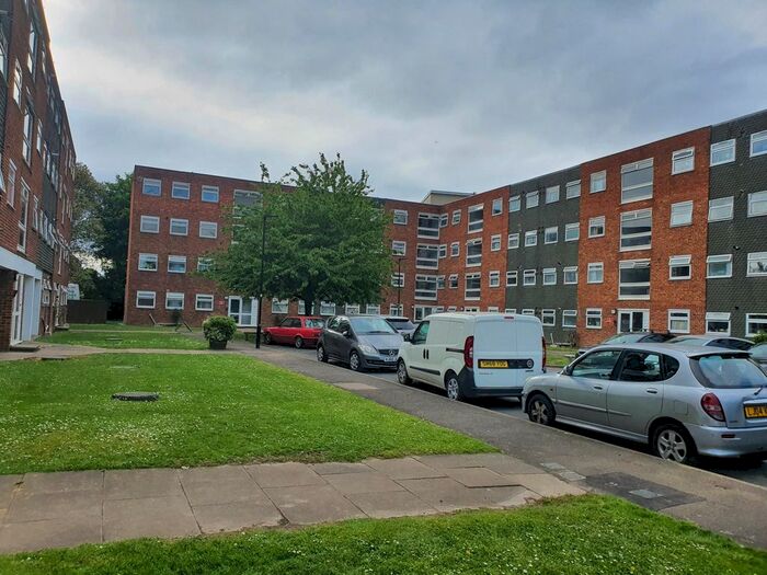 2 Bedroom Flat To Rent In Memorial Close, Hounslow, TW5