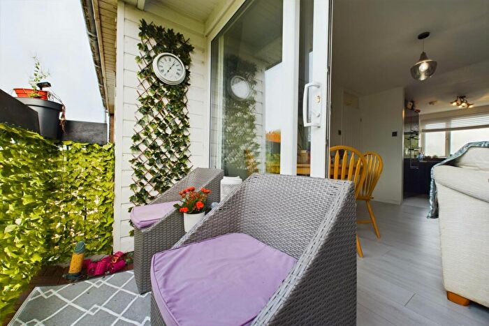 2 Bedroom Apartment For Sale In Stevenage Rise, Hemel Hempstead, HP2