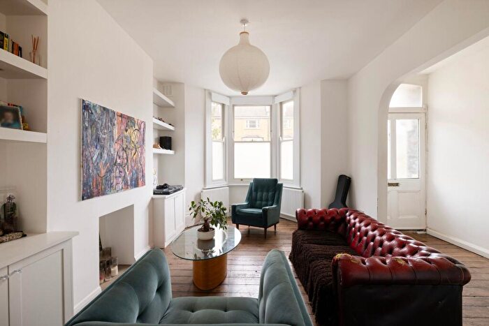 2 Bedroom Flat For Sale In Malvern Road, Hackney, E8