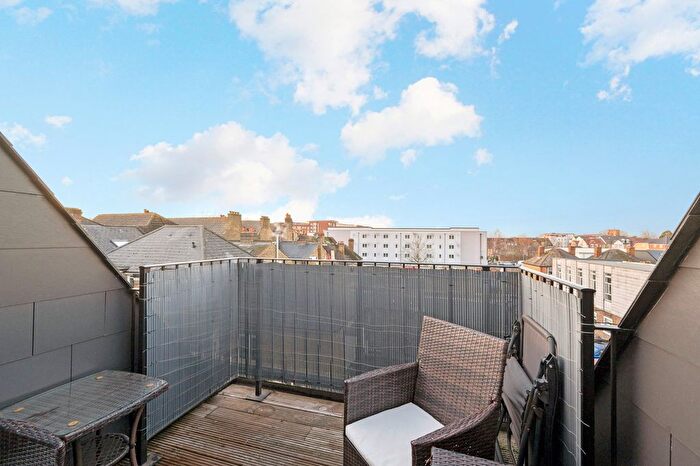 2 Bedroom Flat For Sale In High Street, Walton-On-Thames, KT12