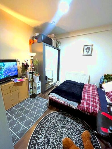 Studio To Rent In Empress Ave, Ilford, IG1