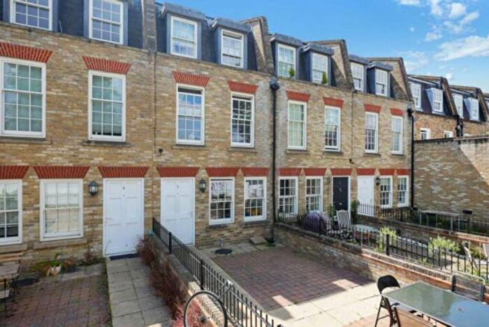 3 Bedroom Flat To Rent In Montague Mews, Bow, London, E3