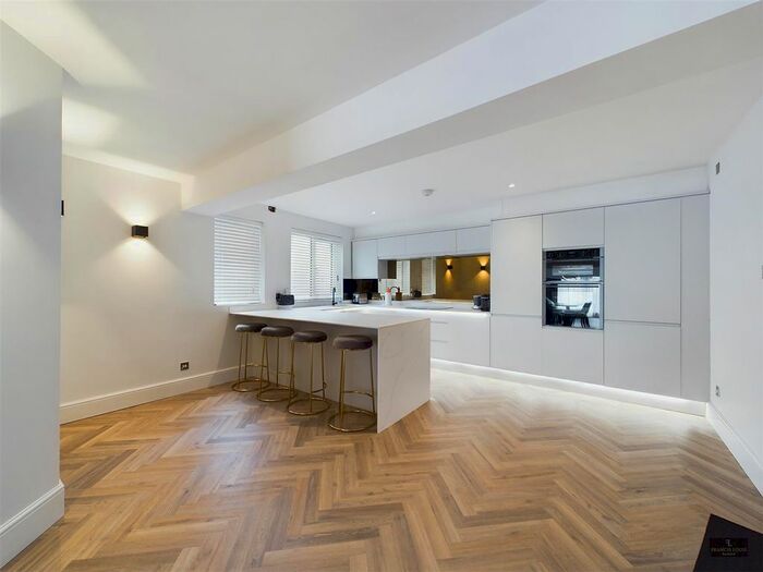 2 Bedroom Flat To Rent In Fore Street, Exeter, EX4