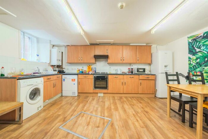 3 Bedroom Apartment To Rent In £ Pppw - - Clayton Street West, NE1