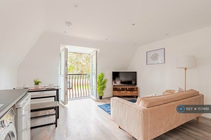 2 Bedroom Flat To Rent In West Parley, West Parley, Ferndown, BH22