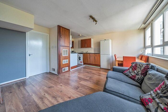 4 Bedroom Flat To Rent In Yelverton Road, Battersea, London, SW11