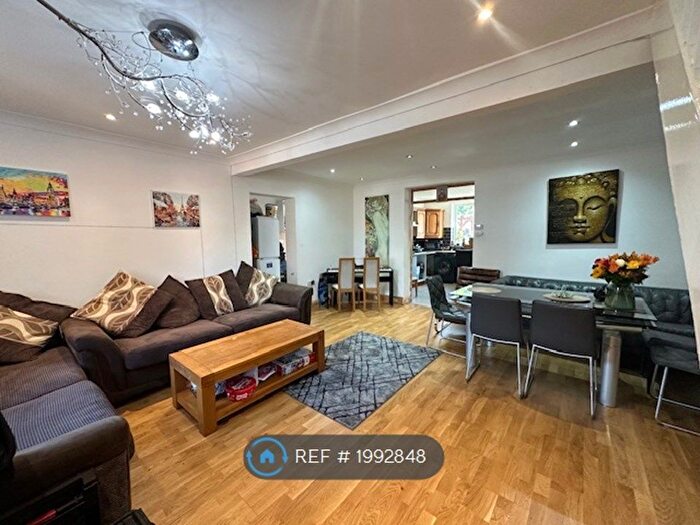 4 Bedroom Semi-Detached House To Rent In Halsway, Hayes, UB3