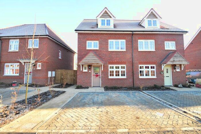 4 Bedroom Semi-Detached House To Rent In Armstrong Road, Luton, LU2