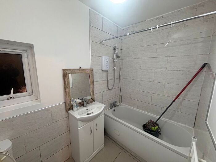 2 Bedroom Flat To Rent In Bellhouse Road, Sheffield, S5