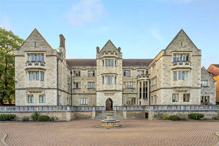 2 Bedroom Flat To Rent In Royal Close, Wimbledon, SW19