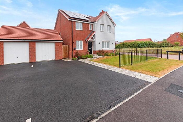 4 Bedroom Detached House For Sale In Tully Drive, Paddock Wood, TN12