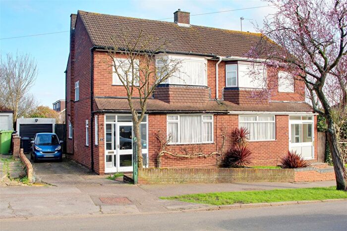 3 Bedroom Semi-Detached House For Sale In Highfield Road, West Cheshunt, EN7