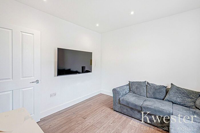 3 Bedroom Maisonette To Rent In Rayleigh Road, Leigh-On-Sea, SS9