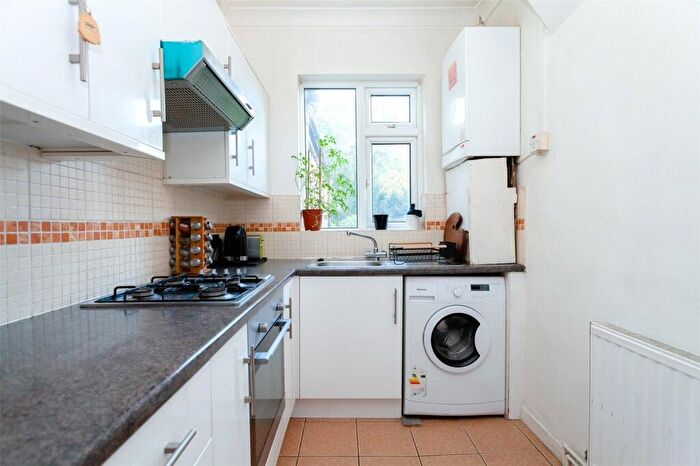 3 Bedroom Flat To Rent In Forest Road, Walthamstow, E17