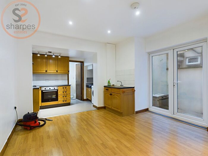 2 Bedroom Flat To Rent In A Garratt Terrace, London, SW17
