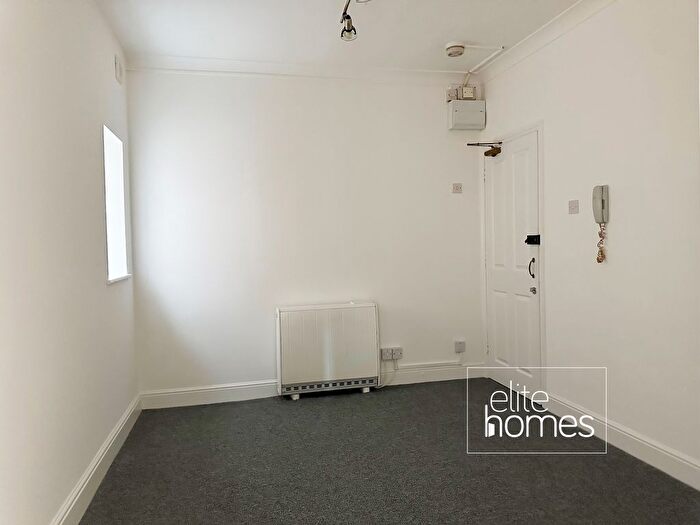 Studio To Rent In The Limes Avenue, London, N11