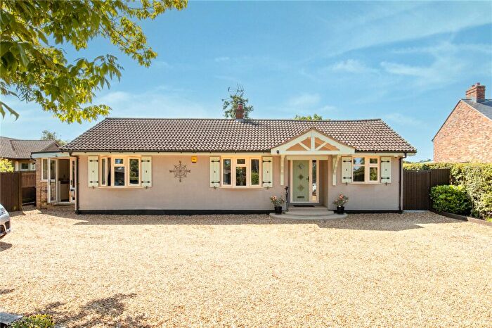 4 Bedroom Bungalow For Sale In North Crawley Road, Newport Pagnell, Buckinghamshire, MK16