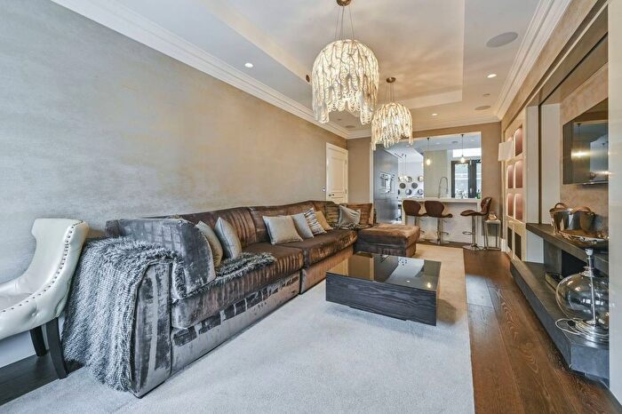 3 Bedroom Flat To Rent In Southampton Row, Bloomsbury, London, WC1B