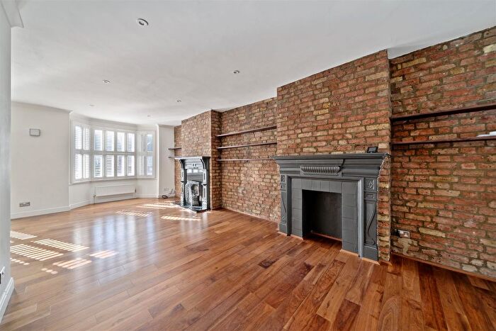 3 Bedroom Maisonette For Sale In Kingston Road, London, SW20