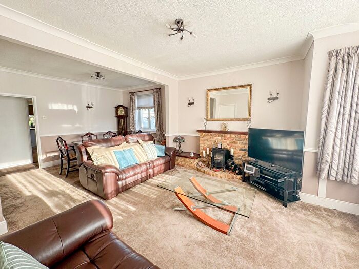 2 Bedroom Semi-Detached House For Sale In Aldermans Hill, Hockley, SS5