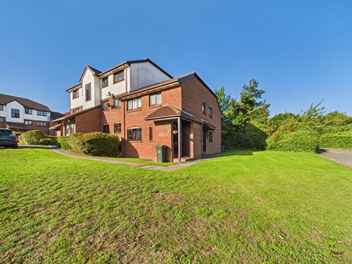 2 Bedroom Maisonette For Sale In Chalice Way, Greenhithe, Kent, DA9
