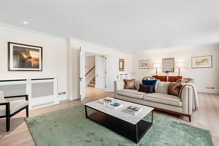 3 Bedroom Flat To Rent In Hyde Park Gate, Kensington, London, United Kingdom, SW7