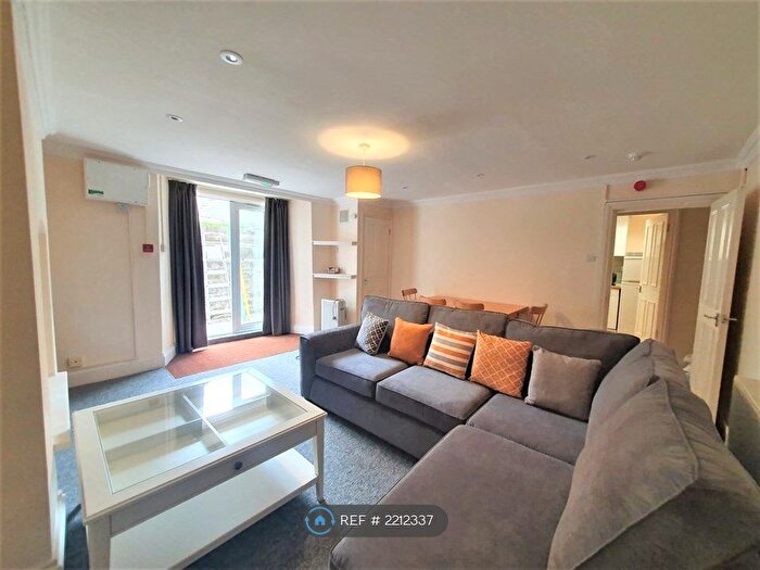 3 Bedroom Flat To Rent In Cotham, Bristol, BS6