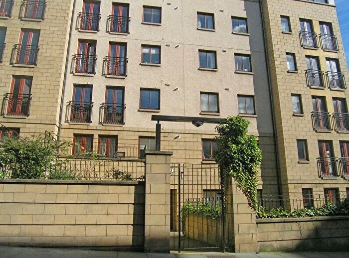3 Bedroom Flat To Rent In High Riggs, Edinburgh, Midlothian, EH3